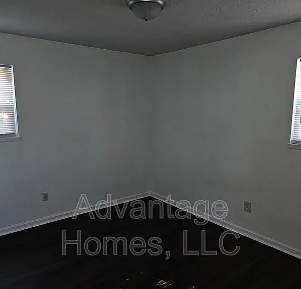 702 N 70th St — Photo 24