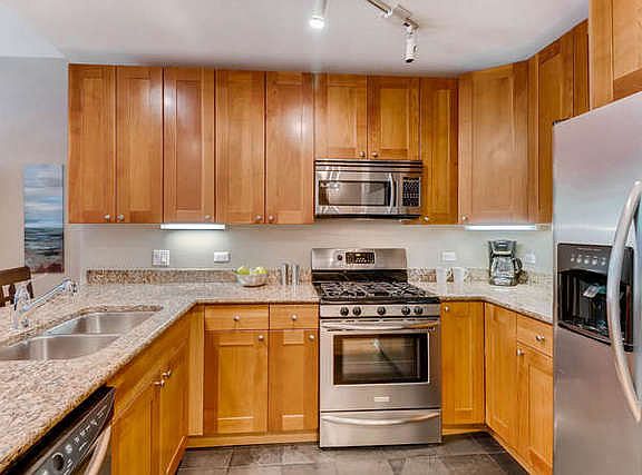 5th image of 657 W Fulton St Unit 212