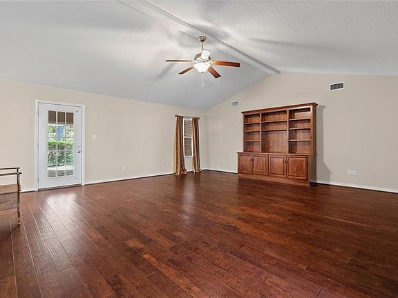 3rd image of 4465 Pine Ave