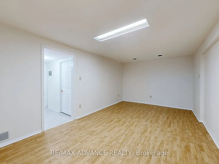 49 Havenview Rd #LOWER — Photo 9