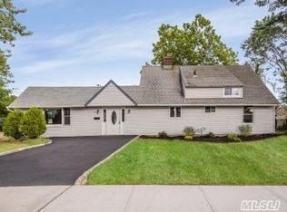 15 Springtime Ln E, Levittown, NY 11756