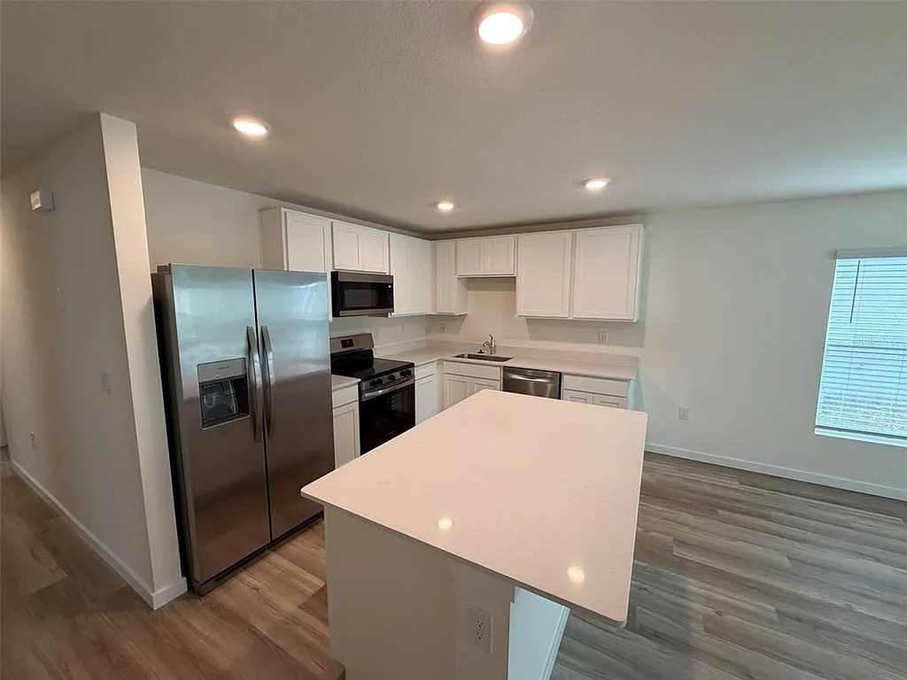 5 bed, 2.0 bath, 1739 sqft, $2,300 — Photo 4