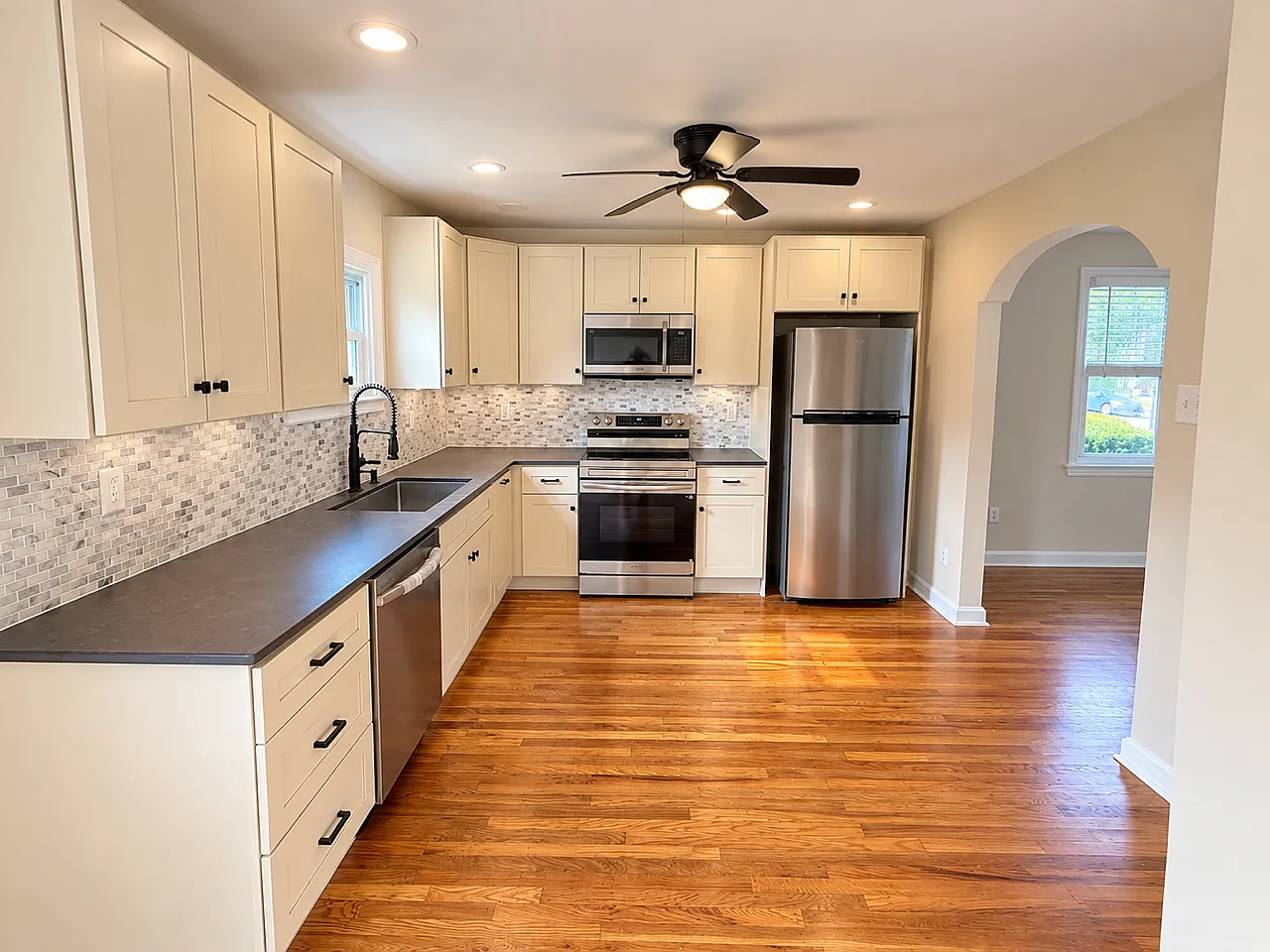 3 bed, 1250 sqft, $2,500 — Photo 4