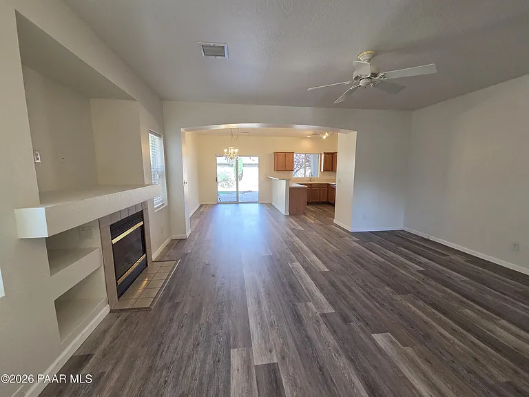 556 N Robles St — Photo 3