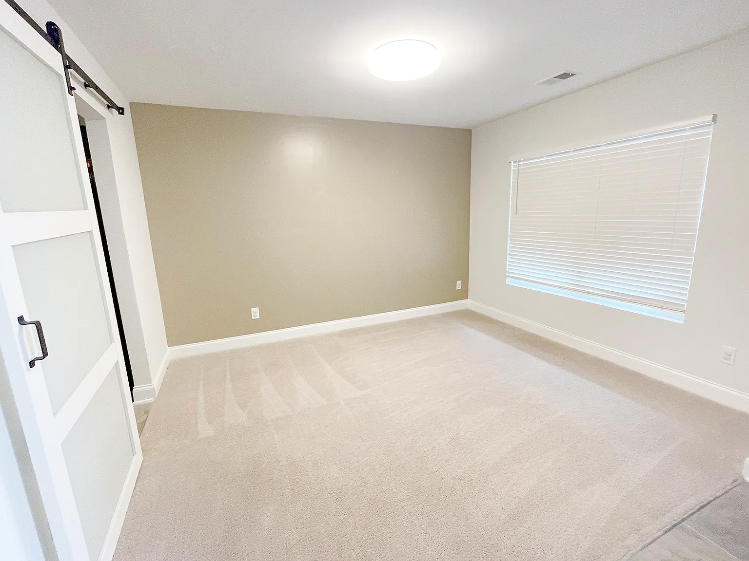 5 bed, 2.5 bath, 2574 sqft, $2,600 — Photo 4