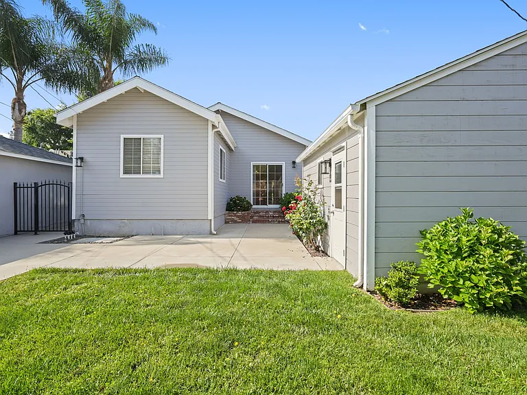 22055 Del Valle St — Photo 36