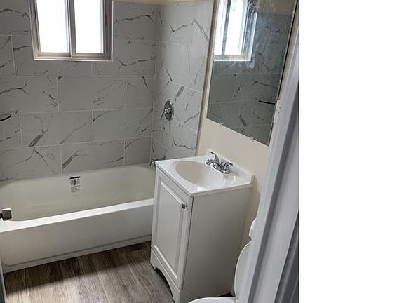 4th image of 811 W 97th St #1