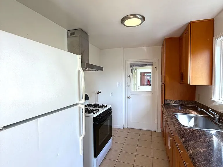 120-122 Madrone Ave — Photo 5