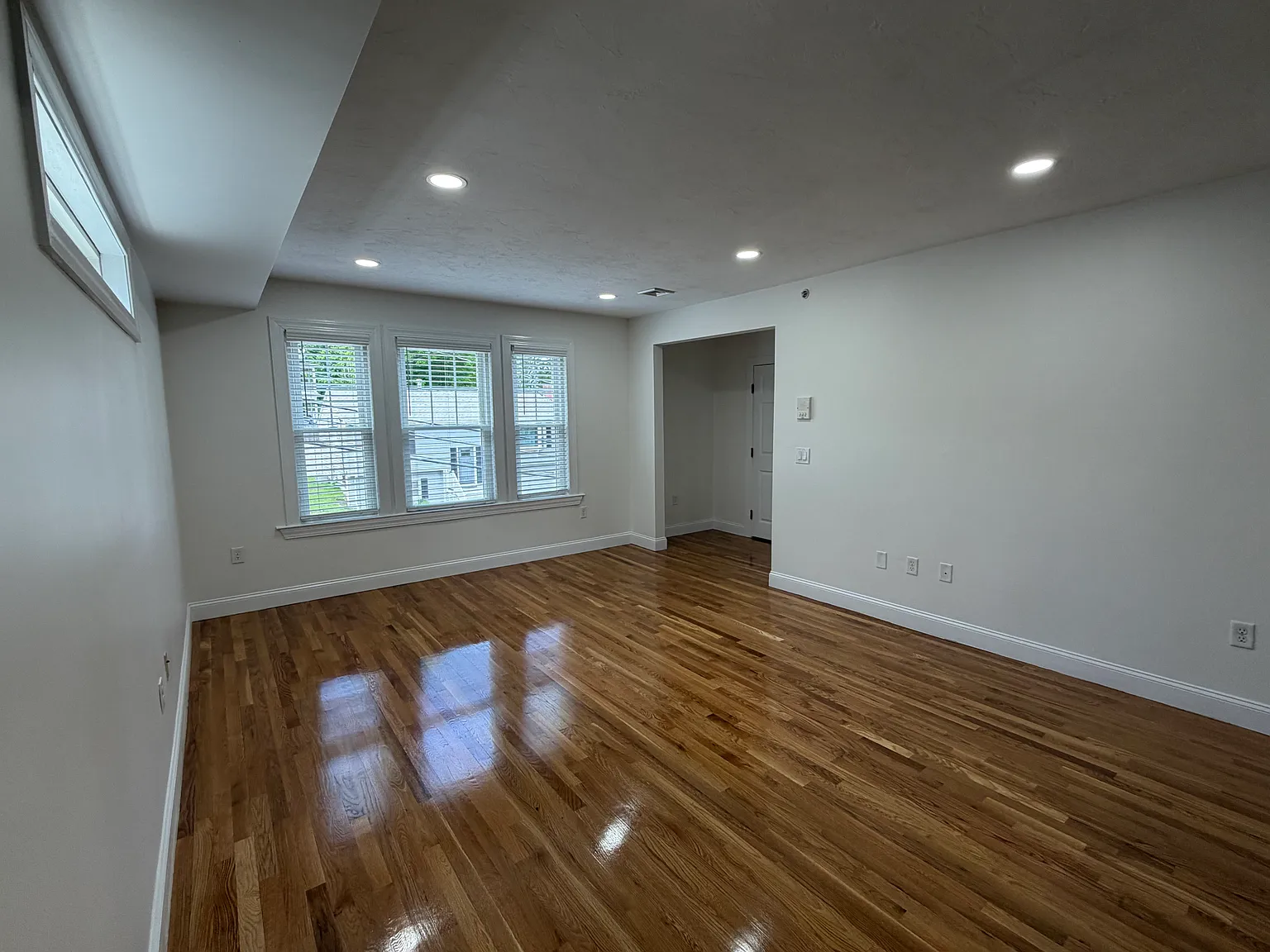 3 bed, 1150 sqft, $3,500 — Photo 3