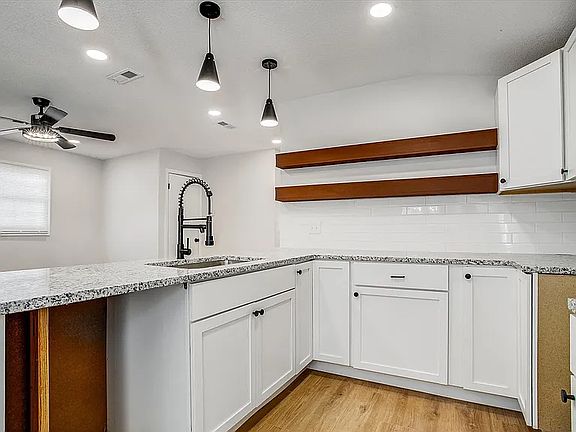 4th image of 2343 Holly St