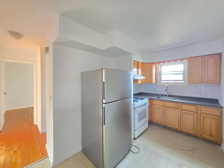 40 Bradley Ave #2 — Photo 2