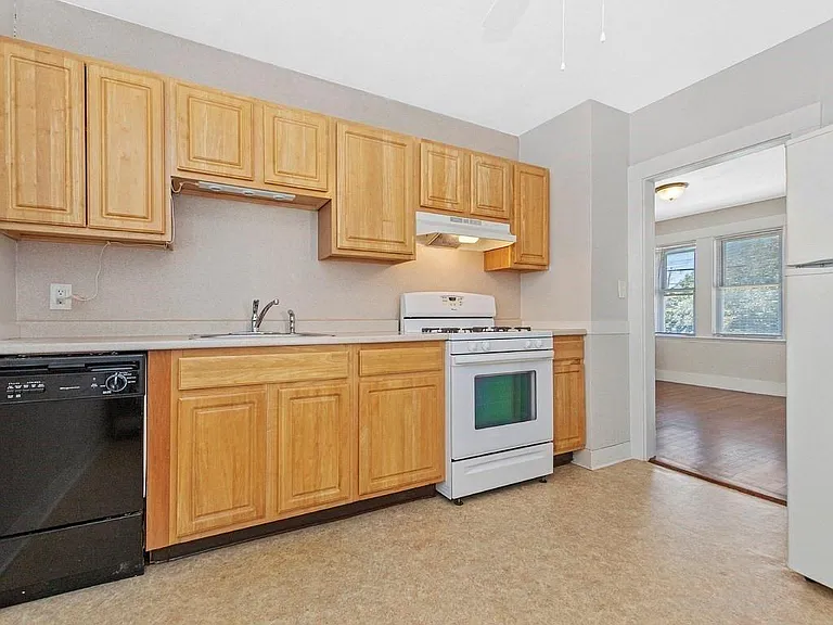 549 Main St #2 — Photo 2