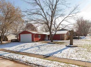 4195 Rolling Hills Dr, Bettendorf, IA 52722