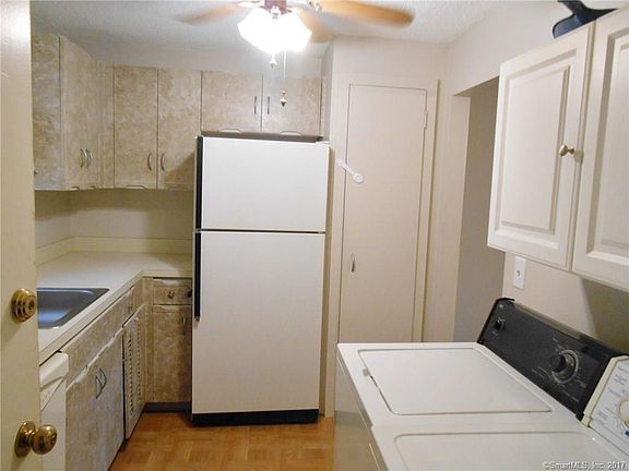 3rd image of 2 Robbins Ln APT A