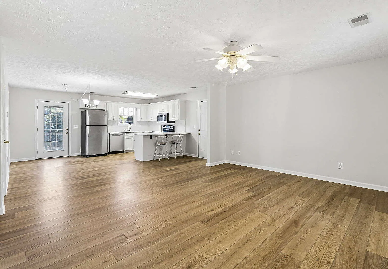 3 bed, 2.0 bath, 1333 sqft, $2,100 — Photo 4