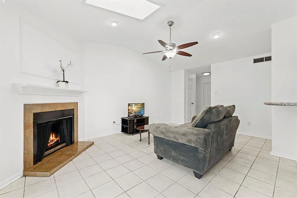 1 bed, 1.0 bath, 789 sqft, $1,200 — Photo 4