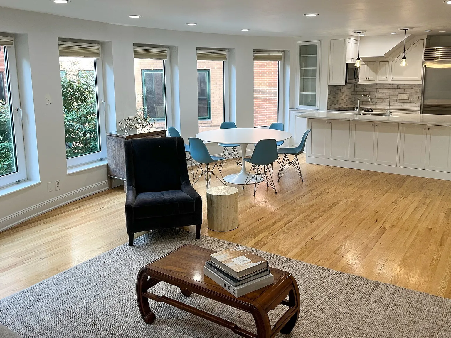 3 bed, 2.5 bath, 1660 sqft, $8,000 — Photo 3