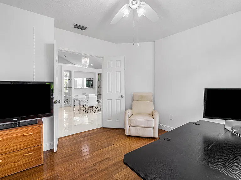 7087 NW 78th Pl — Photo 35