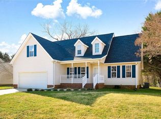 3198 Stonypointe Dr, Greensboro, NC 27406