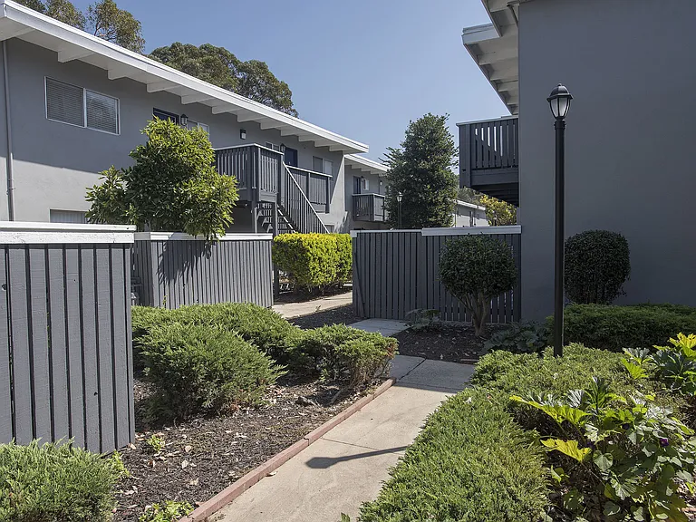 Monterey Townhouse — Photo 48