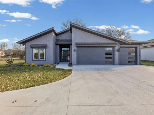 15903 S Lindenwood Dr, Olathe, KS 66062