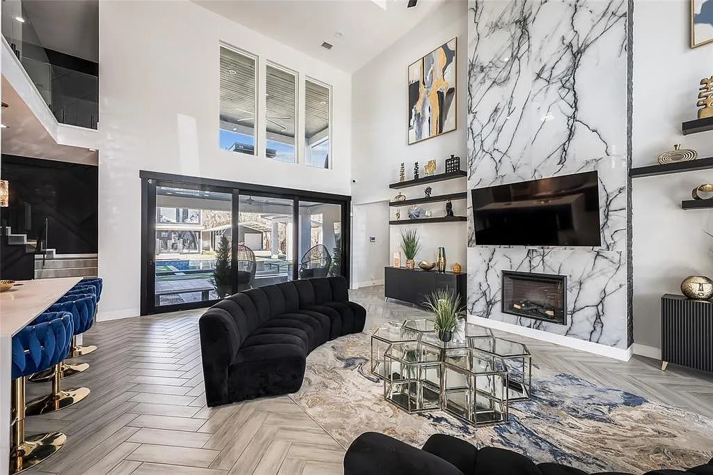 6 bed, 5100 sqft, $8,999 — Photo 2