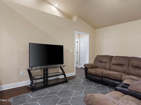 5th image of 15068 Camp Ln