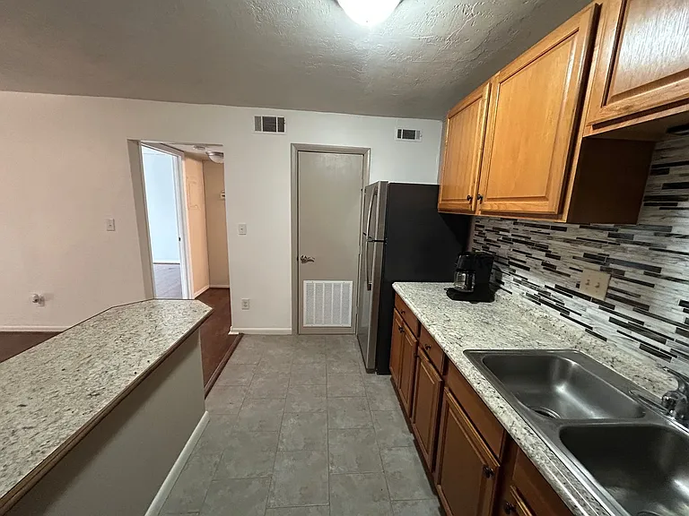 1015 SW 9th St #B2 — Photo 7
