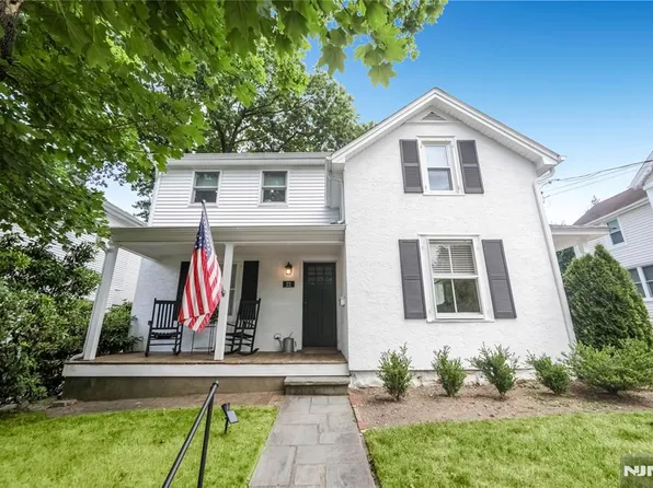 22 Center St, Midland Park, NJ 07432