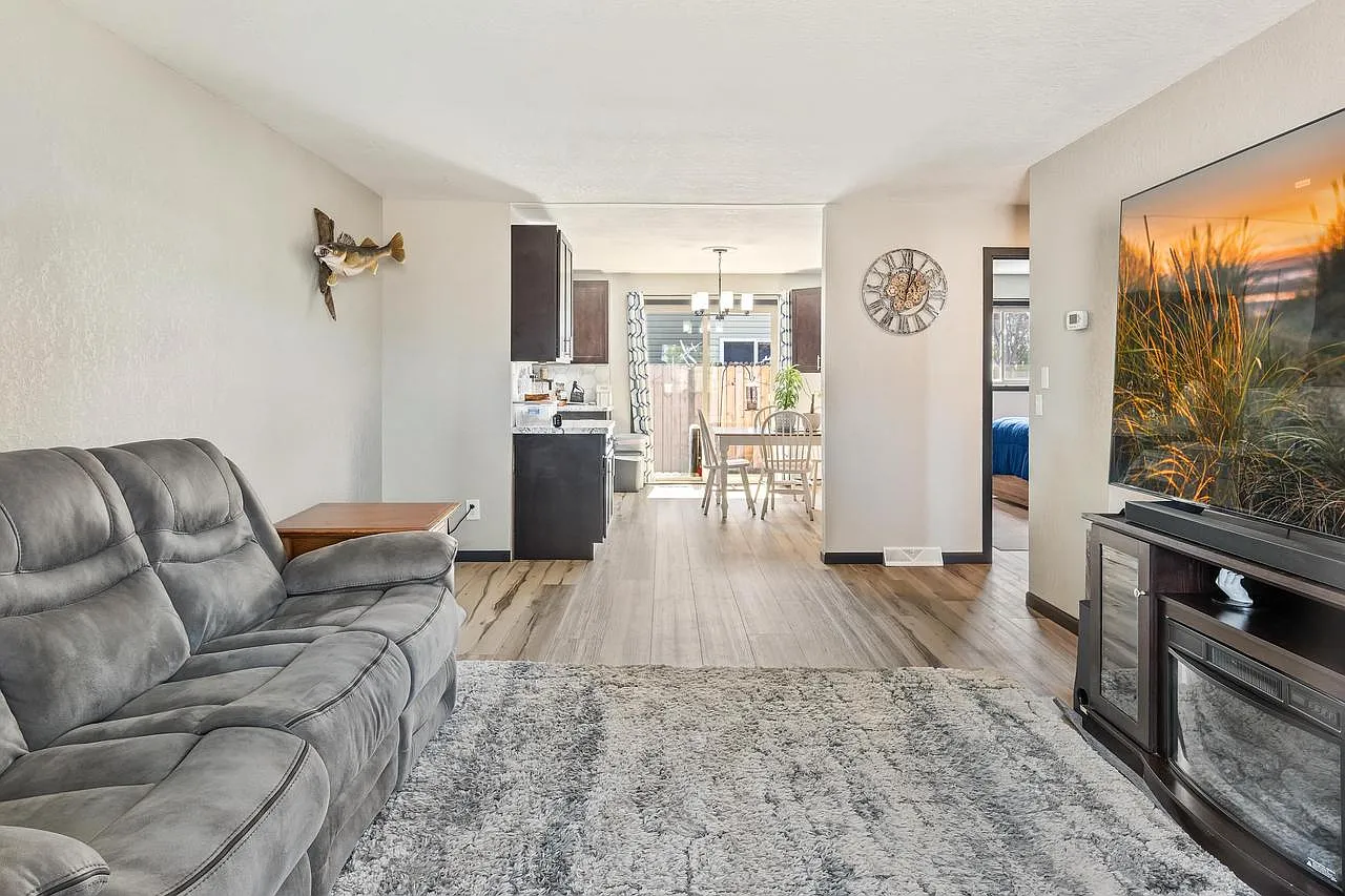 2 bed, 1100 sqft, $1,300 — Photo 4