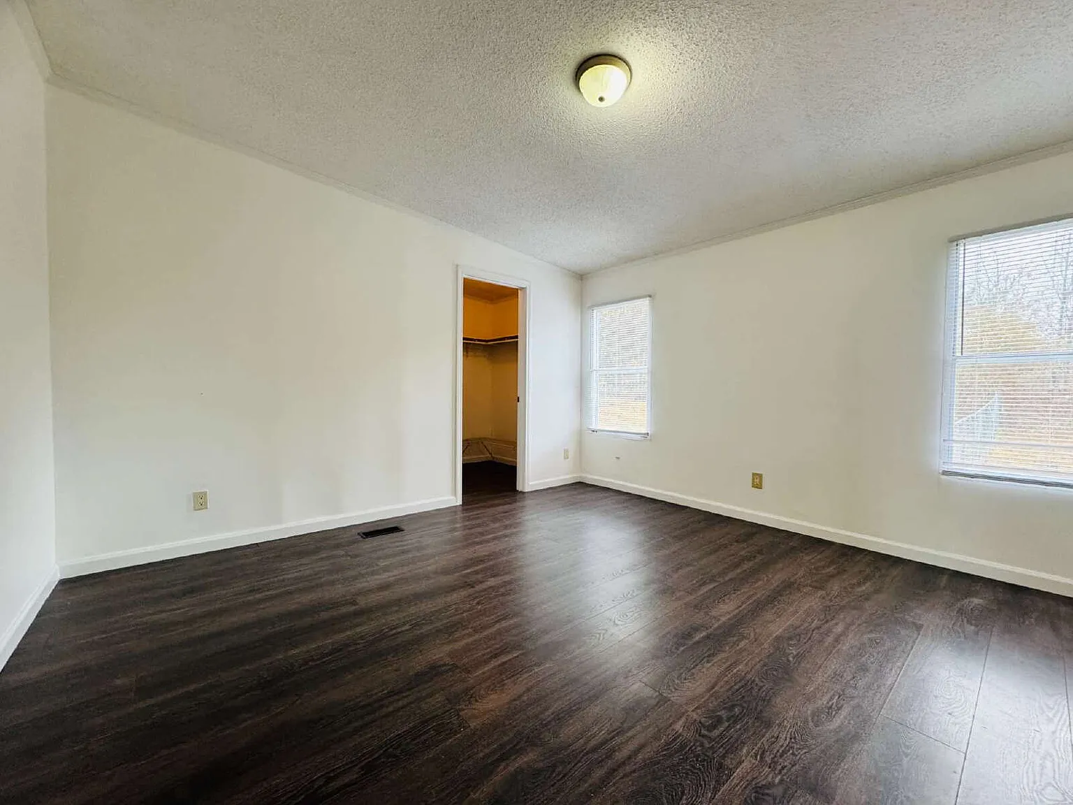 3 bed, 2.0 bath, 1336 sqft, $1,300 — Photo 3