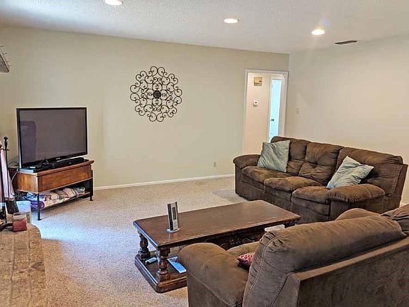 5th image of 10515 Parkwood Dr