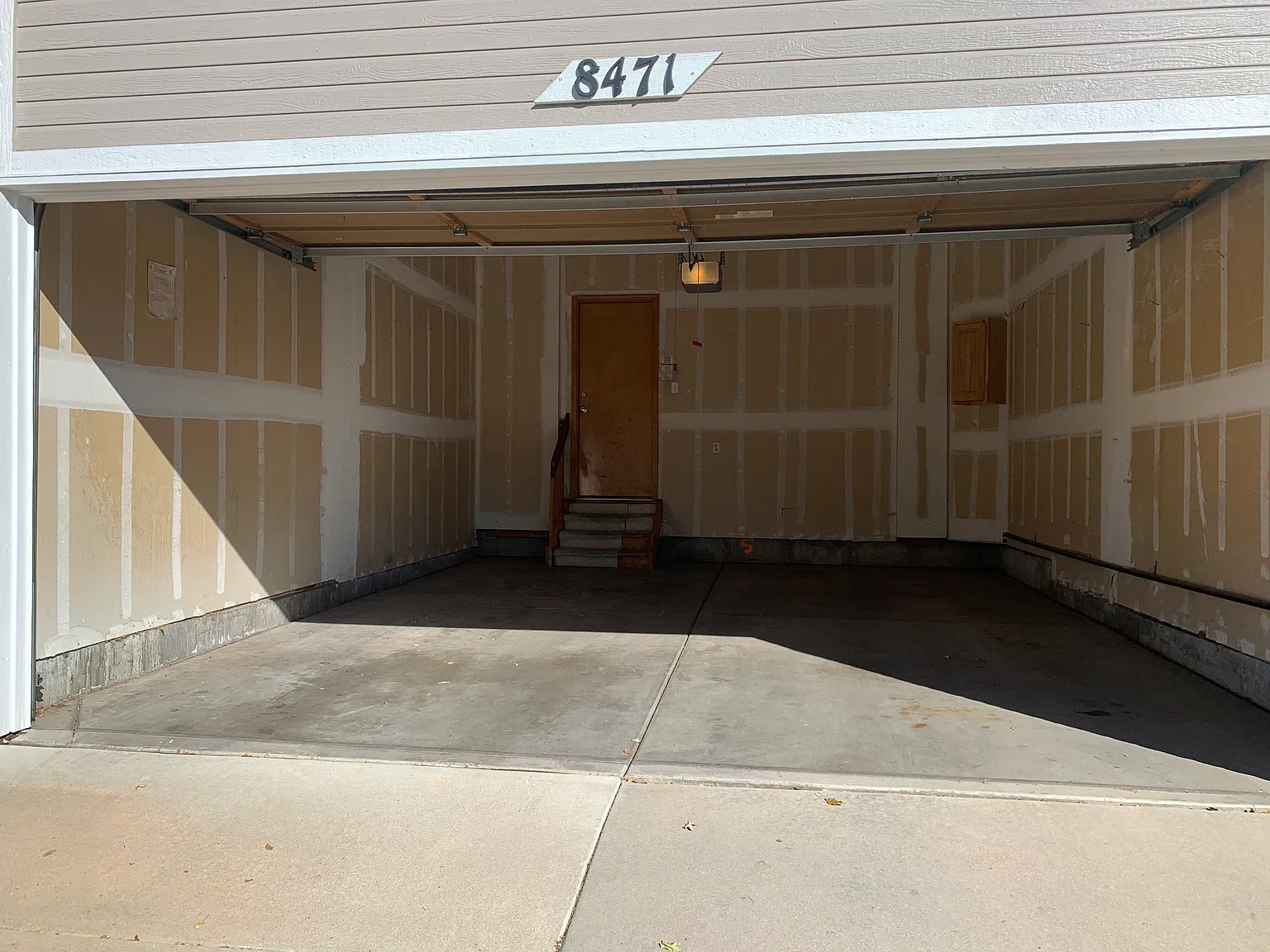 2 bed, 2.5 bath, 2261 sqft, $2,300 — Photo 2