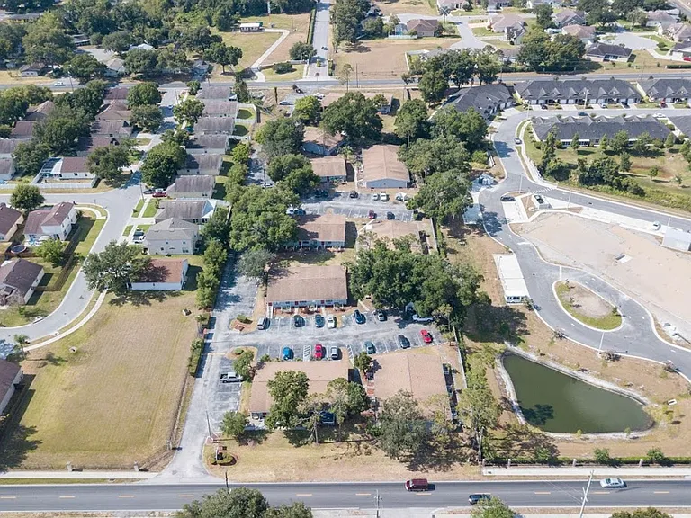 Strawberry Place Apartments — Photo 12