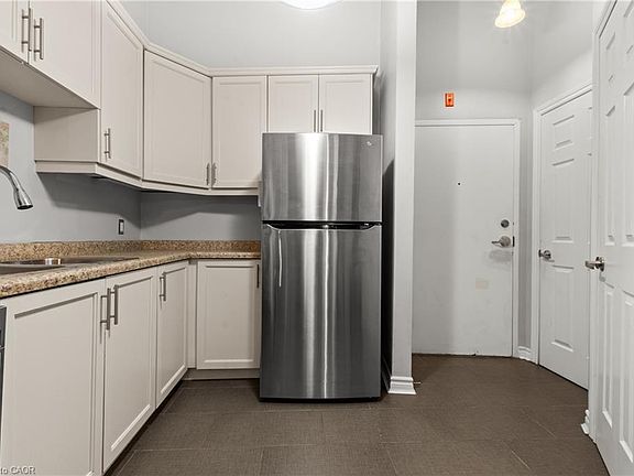 2nd image of 80 King William St #212