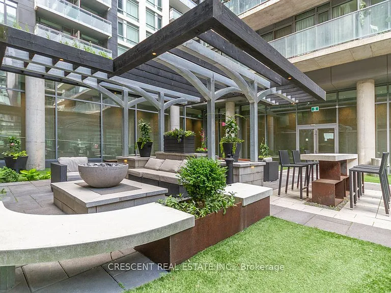 650 King St W #402 — Photo 25