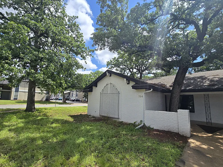 784 Shady Ln — Photo 2