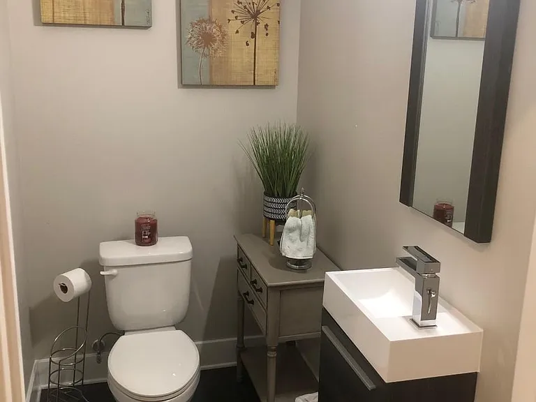 Hallway 1/2 Bath