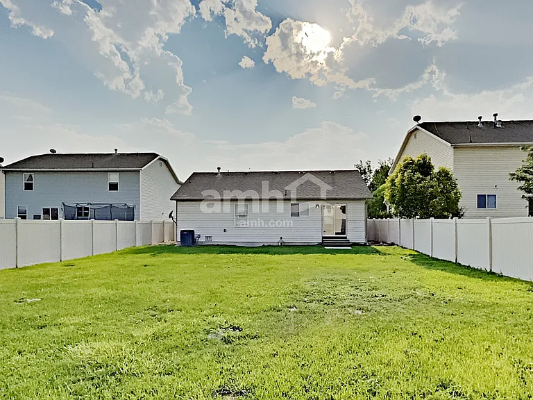 4384 N Maple Dr — Photo 23