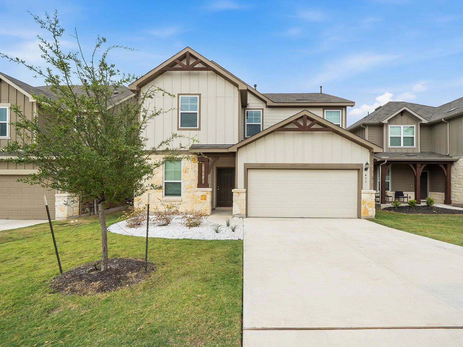 3 bed, 2.5 bath, 2081 sqft, $2,300 — Photo 1
