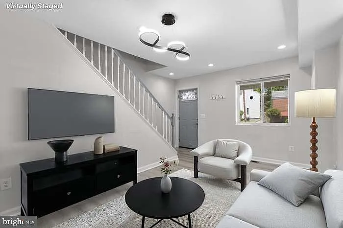 3 bed, 2.0 bath, 1900 sqft, $2,200 — Photo 4