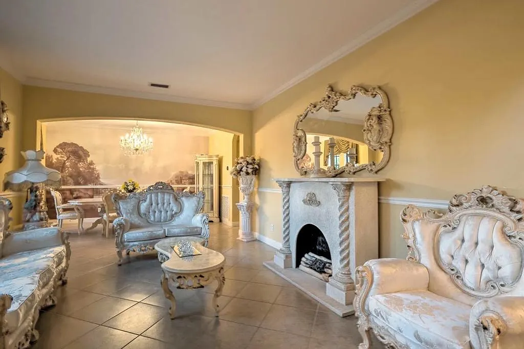 5 bed, 2.0 bath, 4500 sqft, $4,900 — Photo 4