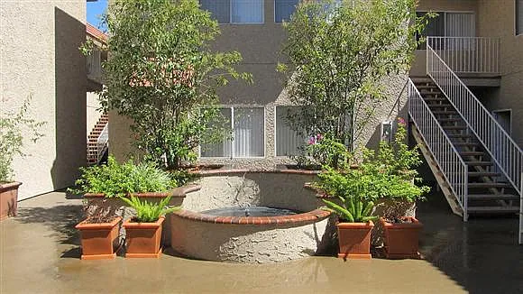 Warner Courtyard Apartments — Photo 20