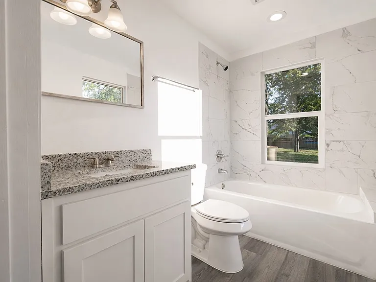 415 W 7th St — Photo 3