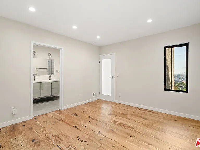 3921 Clayton Ave — Photo 30