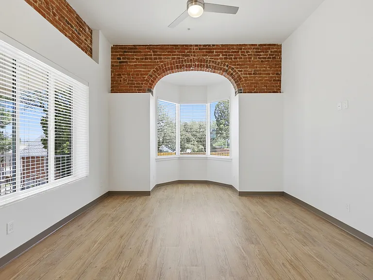 533 W Gurley St #1 — Photo 6