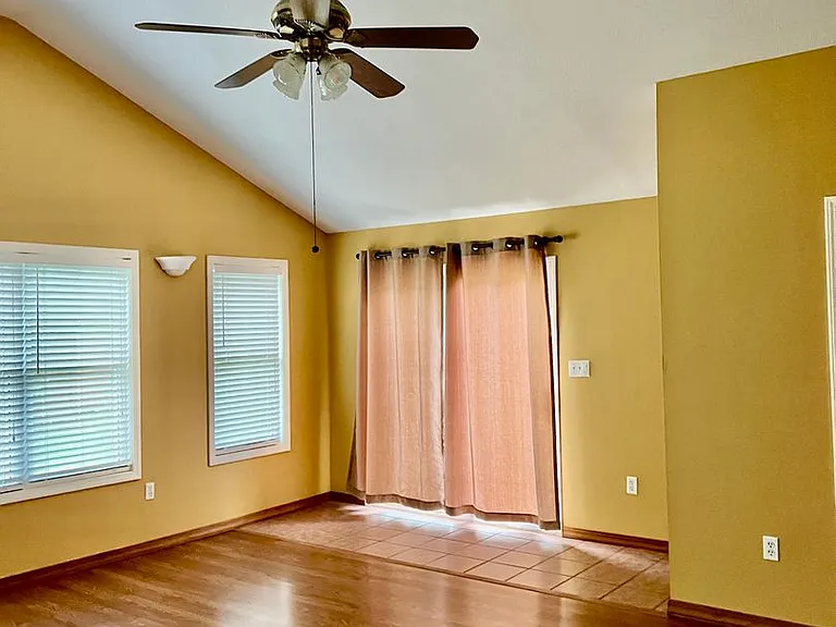 1033 E Kingsbury St — Photo 9