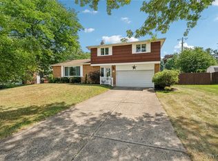 5261 Green Valley Dr, Clarence, NY 14031