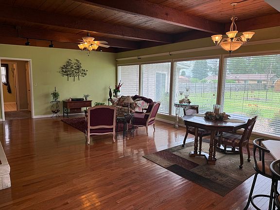 3rd image of 511 Montgomery Cir