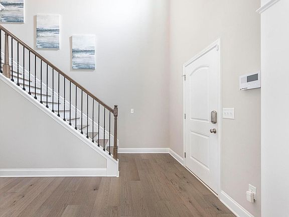 3rd image of 11 White Oak Pl